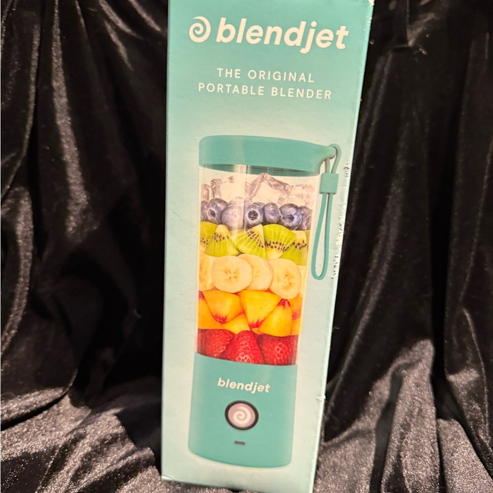 Compact USB-Rechargeable Blender in Mint Green